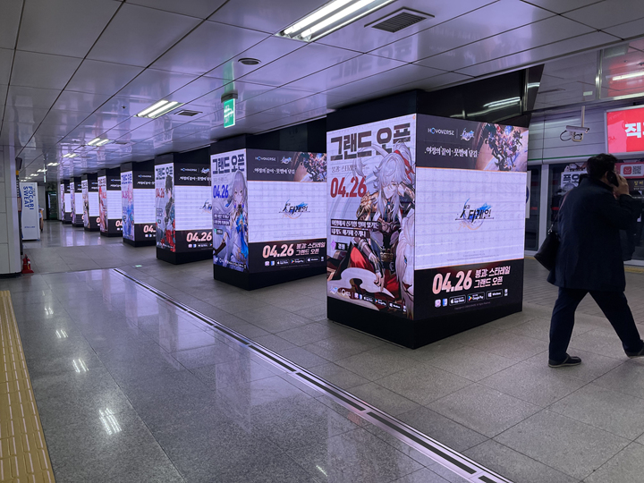 어딘가의 지하철 내부.jpg