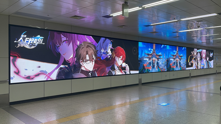 어딘가의 지하철 내부.jpg