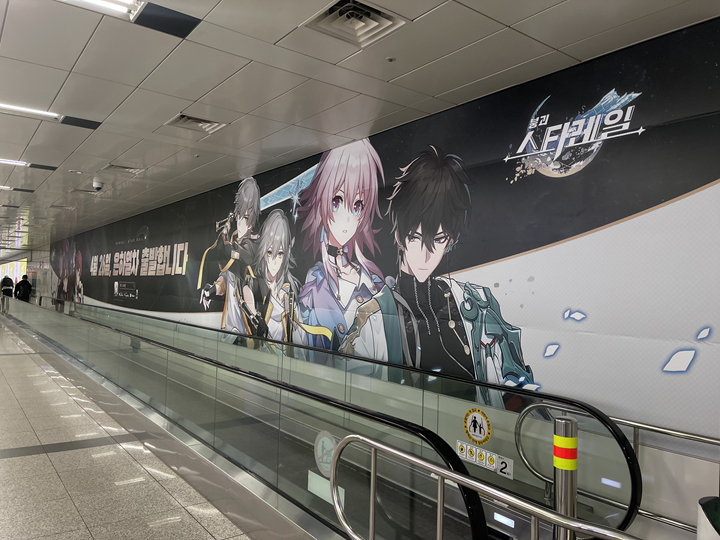 어딘가의 지하철 내부.jpg