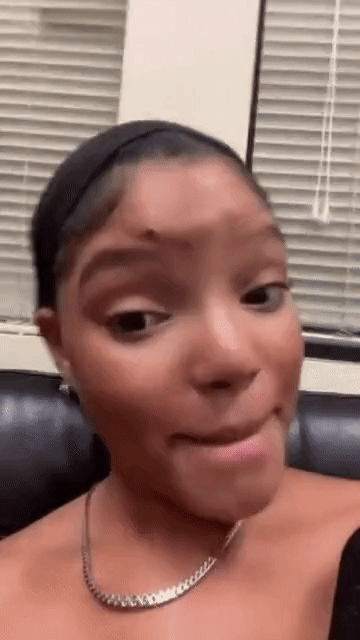 뉴진스 하니 신기한거랑 사진찍음