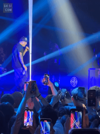 레이저에 맞은 스마트폰 카메라