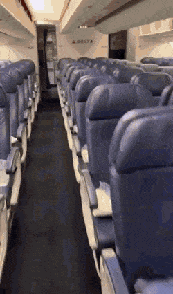 비행기에서 스튜어디스들이 자는곳.gif