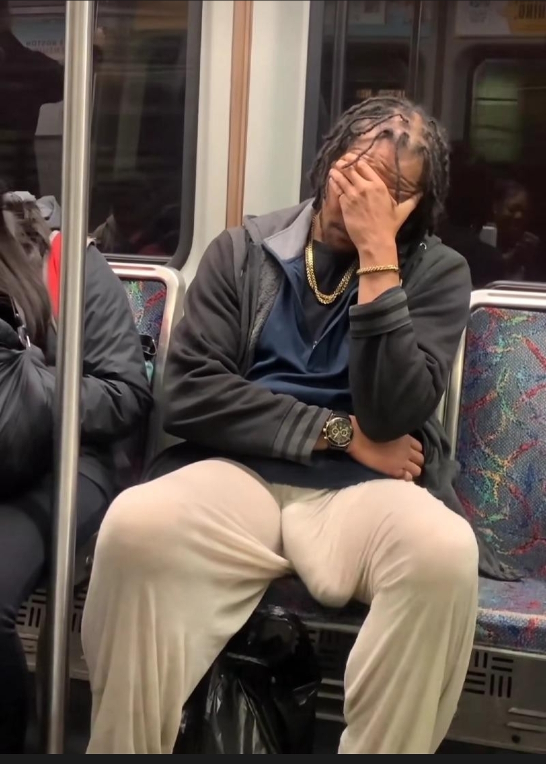 바지 안에 뭘 넣었을까?