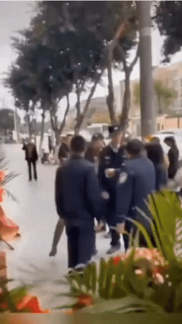 공안 싸다구 날린 여자.GIF