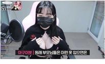 가슴 큰 딸을 낳아 흐뭇한 어머니