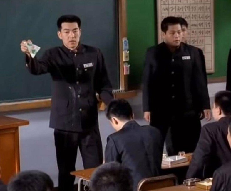 교복입고 우유통 꽉 쥔 고딩